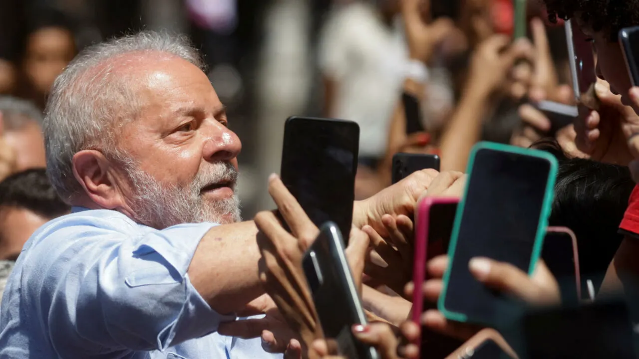 Une semaine avant la présidentielle au Brésil, Lula reste en tête des sondages